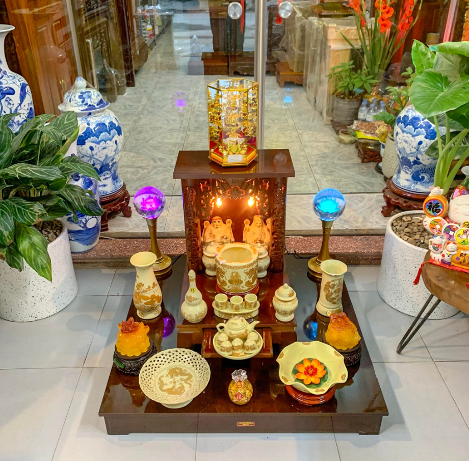 Vì sao bàn thờ Thần Tài đặt dưới đất 